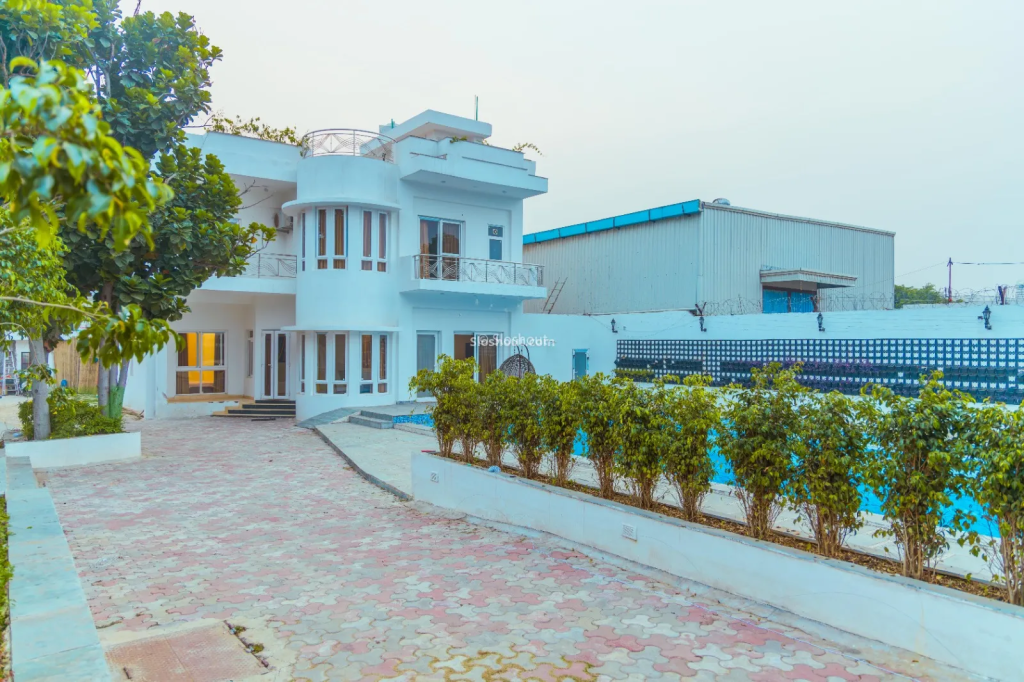 Best farmhouses in chattarpur for stay