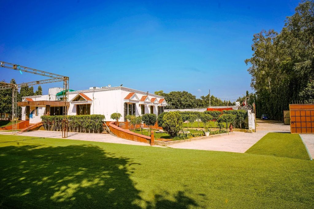 Best Farmhouse 2200, Kapashera for  pool parties in Delhi